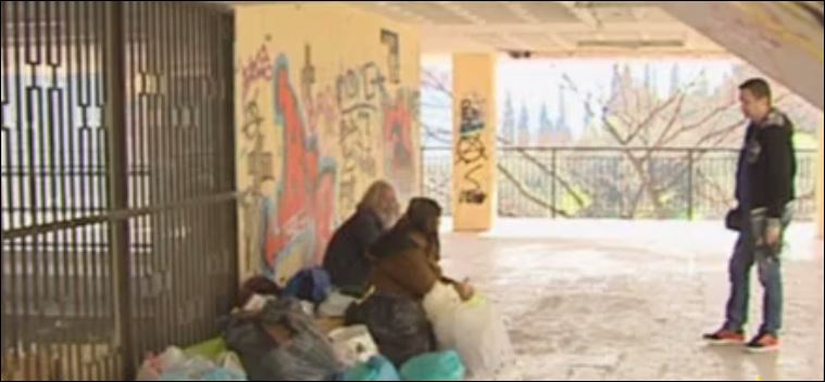 Άστεγη οικογένεια πέρασε το βράδυ στο δρόμο – ΒΙΝΤΕΟ