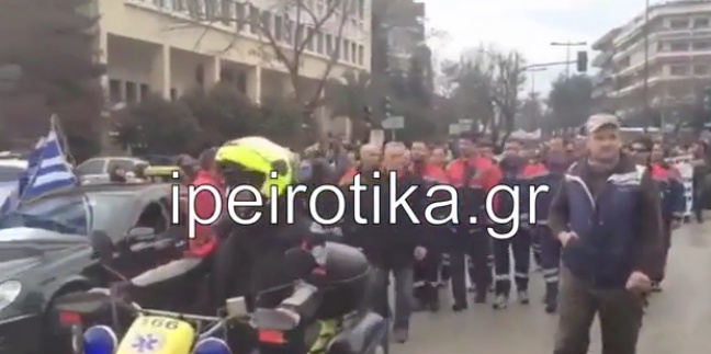 Με σειρήνες το ΕΚΑΒ στην πορεία στα Ιωάννινα – ΒΙΝΤΕΟ