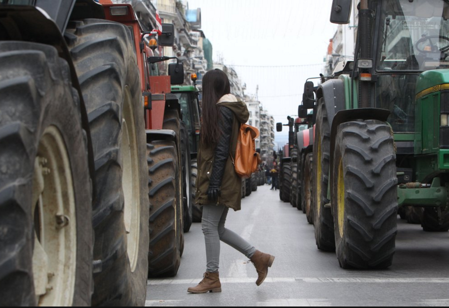 Περπατούν ανάμεσα στα τρακτέρ στο κέντρο της Θεσσαλονίκης – ΦΩΤΟ