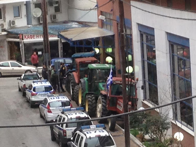 Αγρότες έκλεισαν με άχυρα την εφορία Ξάνθης – ΒΙΝΤΕΟ