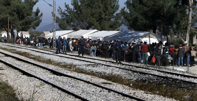 Κατέλαβαν τη σιδηροδρομική γραμμή στην Ειδομένη οι πρόσφυγες