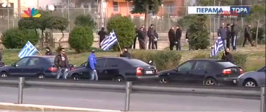 Έκρυθμη η κατάσταση στο Πέραμα με τους χρυσαυγίτες και τους αντιφασίστες – Πολλές διμοιρίες των ΜΑΤ – ΒΙΝΤΕΟ