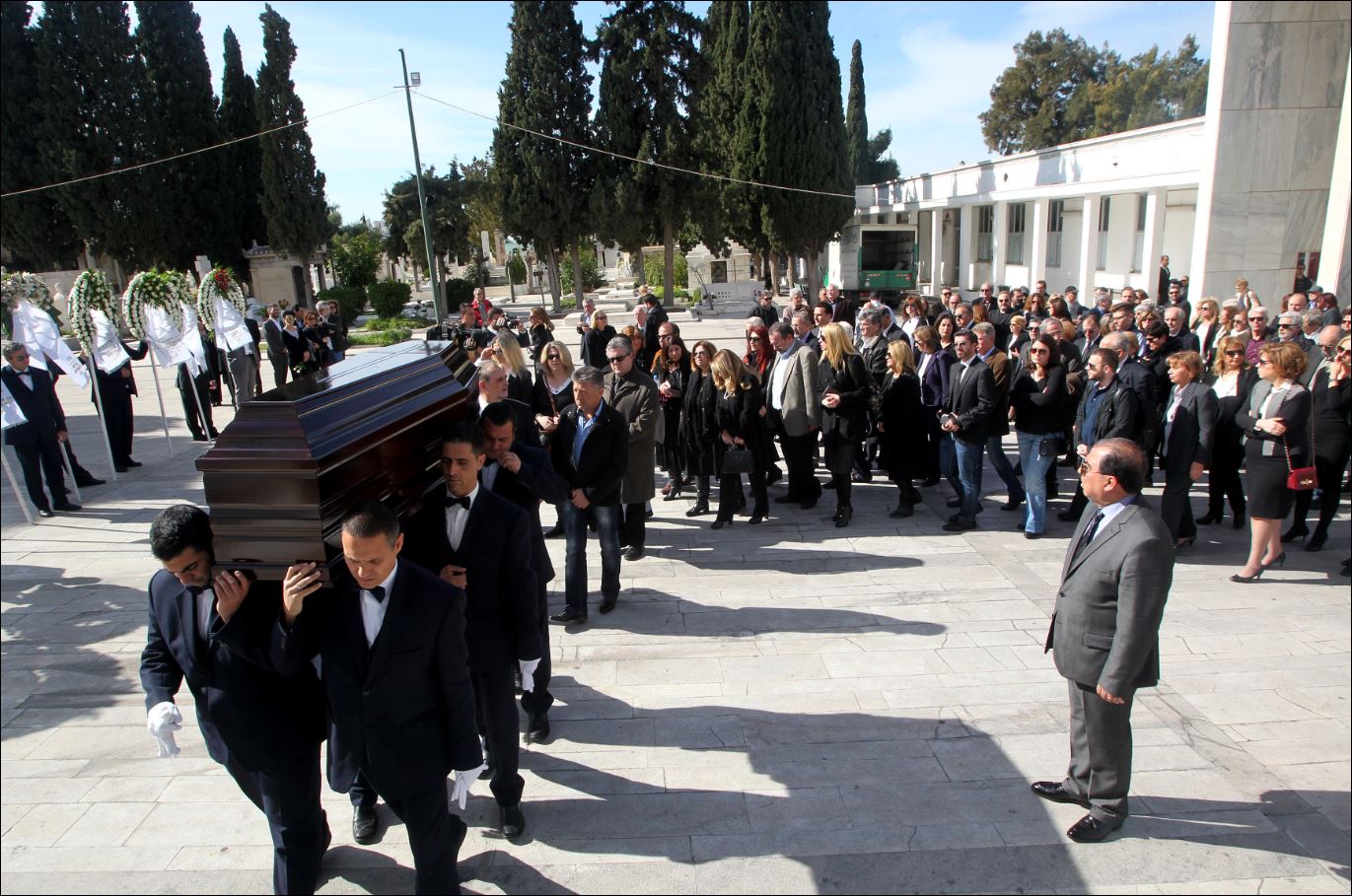 Σε κλίμα οδύνης το τελευταίο αντίο στην Μαρία Παπουτσάκη – ΦΩΤΟ