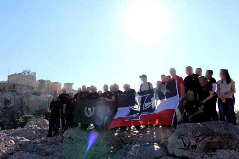 Οι ναζιστές προσκεκλημένοι της Χρυσής Αυγής βεβήλωσαν τον ιερό βράχο της Ακρόπολης – ΦΩΤΟ
