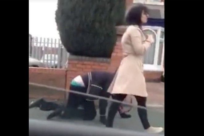 Την πληρώνουν για να γίνουν… ο σκύλος της – ΒΙΝΤΕΟ