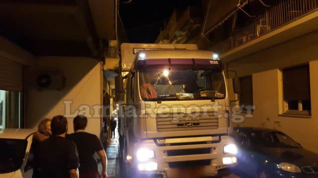 Νταλίκα σφήνωσε σε μπαλκόνι στη Λαμία – ΦΩΤΟ