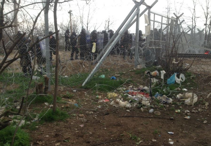 Καθιστική διαμαρτυρία από εκατοντάδες πρόσφυγες στην Ειδομένη