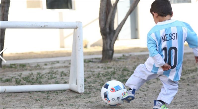 Ο Μέσι εκπλήρωσε το όνειρο του 5χρονου με την πλαστική φανέλα – ΦΩΤΟ