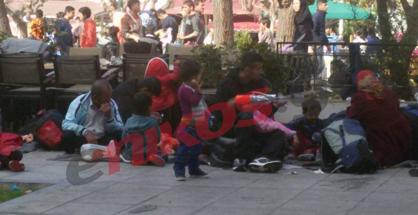 Τα κλειστά σύνορα γέμισαν με πρόσφυγες την πλατεία Βικτωρίας – ΦΩΤΟ