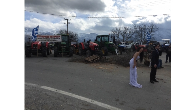 Με το νυφικό… στα μπλόκα – ΦΩΤΟ