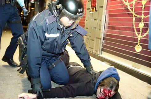 Επεισόδια με 44 τραυματίες αστυνομικούς και δημοσιογράφους στο Χονγκ Κονγκ – ΒΙΝΤΕΟ