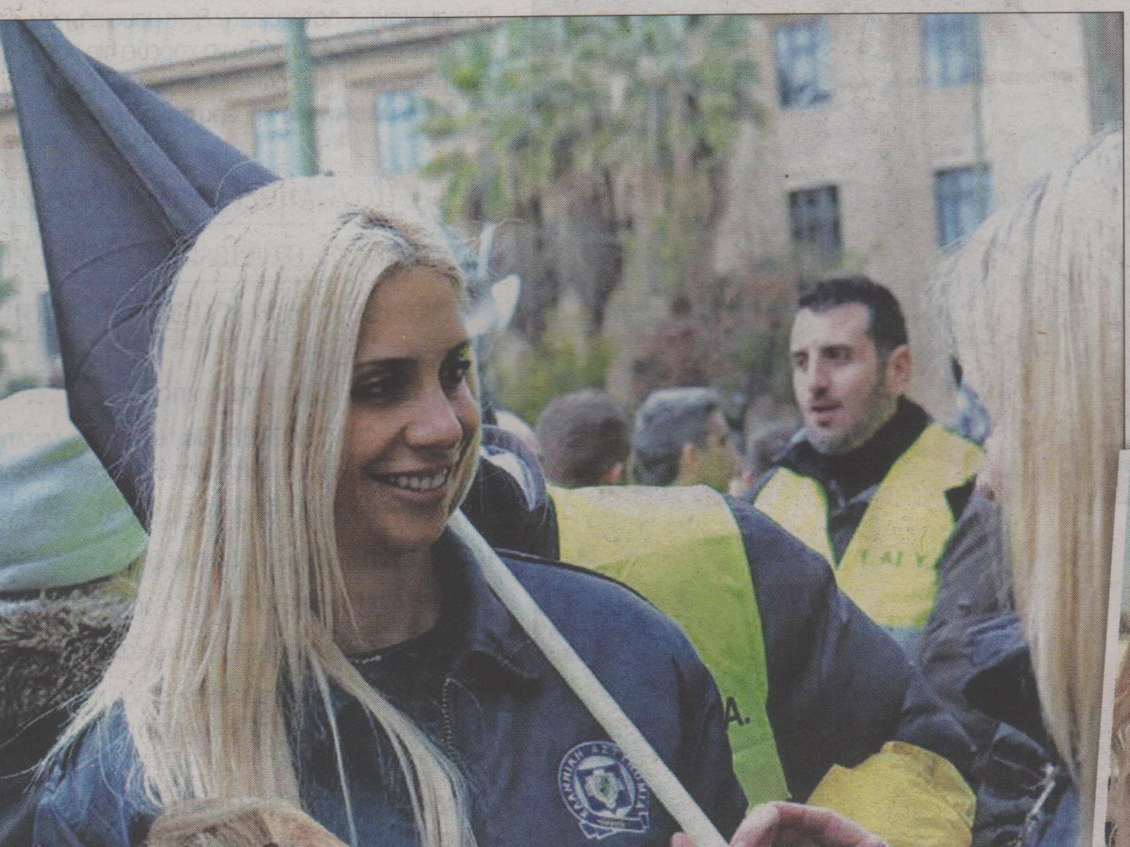 Η όμορφη ξανθιά αστυνομικίνα στη συγκέντρωση των Σωμάτων Ασφαλείας – ΦΩΤΟ