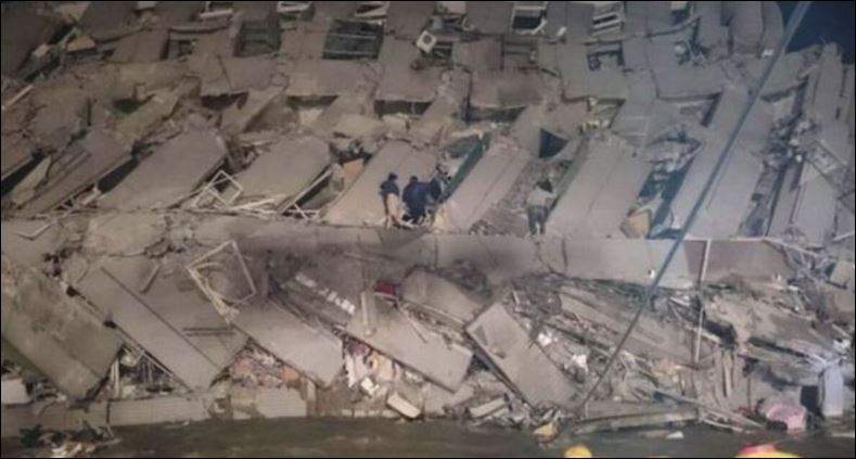 Σεισμός στην Ταϊβάν: Μέχρι στιγμής 123 άνθρωποι έχουν διασωθεί από τα συντρίμμια της πολυκατοικίας
