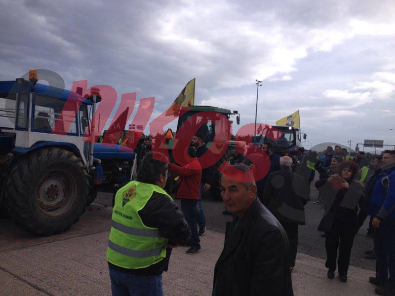 H άφιξη των αγροτών στα διόδια των Αφιδνών – ΦΩΤΟ