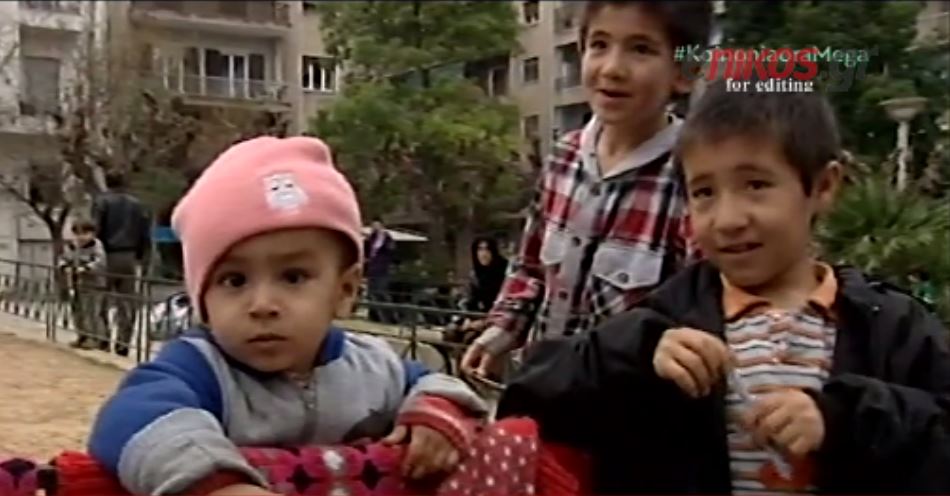 Οικογένειες προσφύγων από το Αφγανιστάν στην πλατεία Βικτωρίας – ΒΙΝΤΕΟ