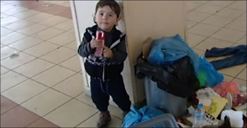 Εικόνες σοκ – Ανήλικοι πρόσφυγες τρώνε μέσα από τα σκουπίδια – ΒΙΝΤΕΟ