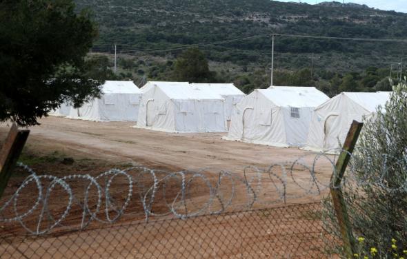 Μεταφέρθηκαν οι πρώτοι πρόσφυγες στο hot spot στο Σχιστό