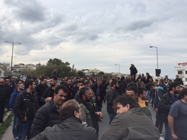 Aγρότες από την Κρήτη καίνε λάστιχα στο μπλόκο στην είσοδο του Ηρακλείου – ΦΩΤΟ