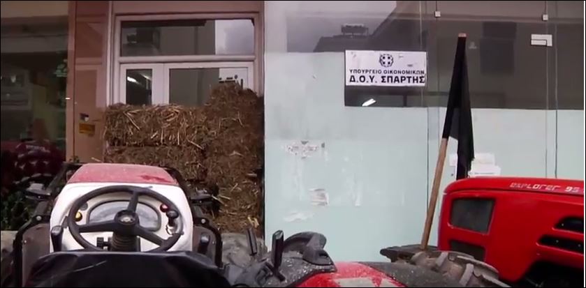 Αγρότες απέκλεισαν την εφορία της Σπάρτης – ΒΙΝΤΕΟ