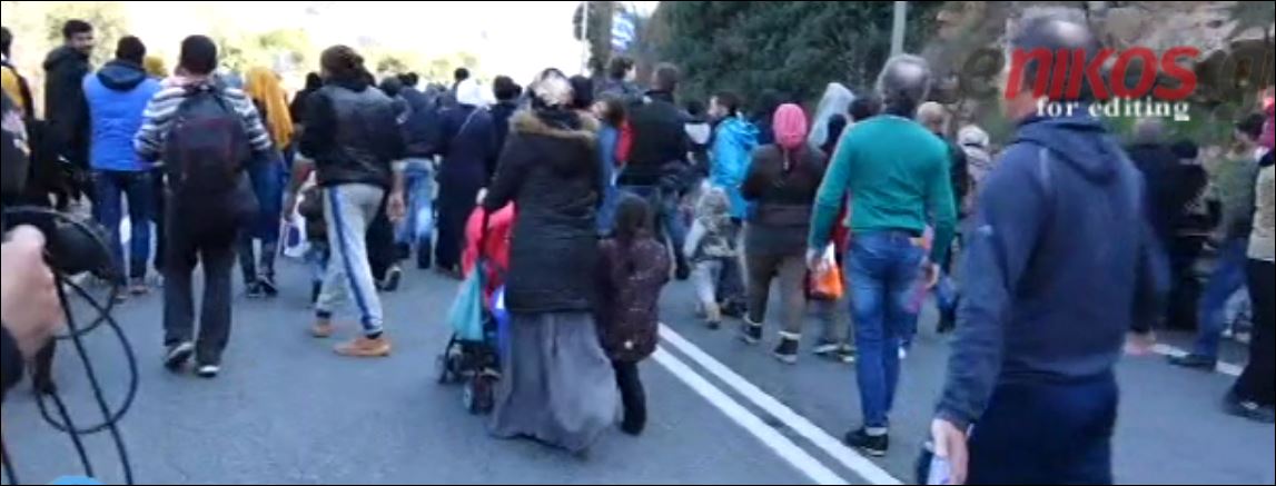 Συγκλονίζουν οι πρόσφυγες που πηγαίνουν στα σύνορα με τα πόδια – ΒΙΝΤΕΟ