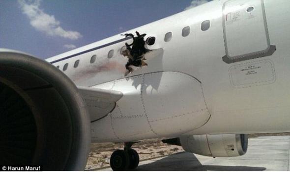 ΗΠΑ: «Βλέπουν» Αλ Σαμπάμπ για την έκρηξη του αεροπλάνου στη Σομαλία