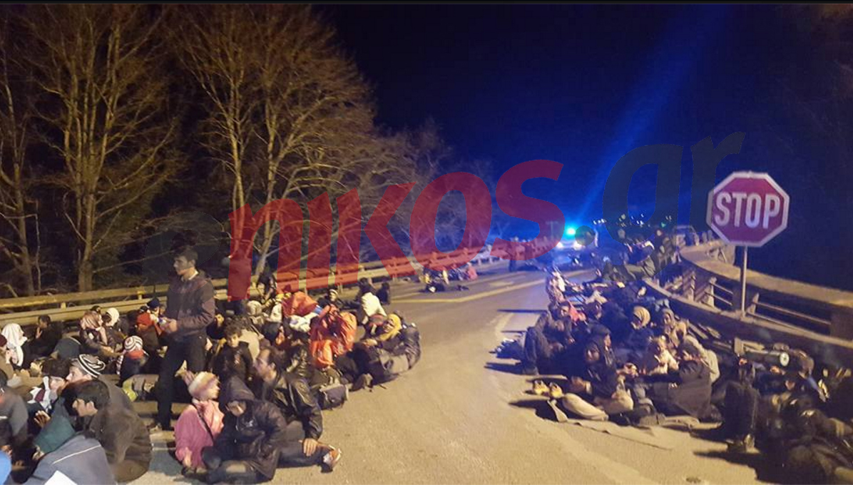 Οι πρόσφυγες κατασκήνωσαν στην εθνική οδό – ΦΩΤΟ