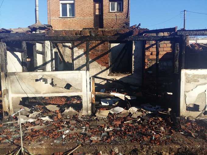 “Στάχτη” το σπίτι όπου ένα ζευγάρι ηλικιωμένων βρήκε τραγικό θάνατο – ΦΩΤΟ – ΒΙΝΤΕΟ