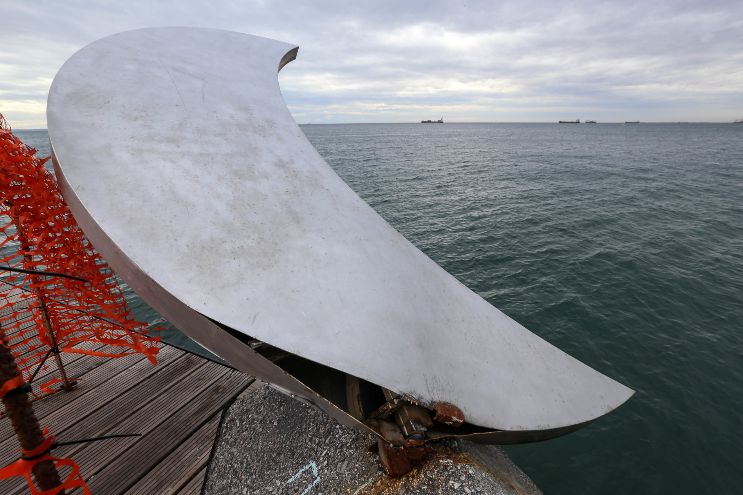 Άγνωστοι προκάλεσαν φθορές σε γλυπτό στη Θεσσαλονίκη – ΦΩΤΟ