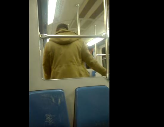 Η προκλητική συμπεριφορά υπαλλήλου σεκιούριτι στον ΗΣΑΠ σε Αφρικανό μετανάστη – ΒΙΝΤΕΟ