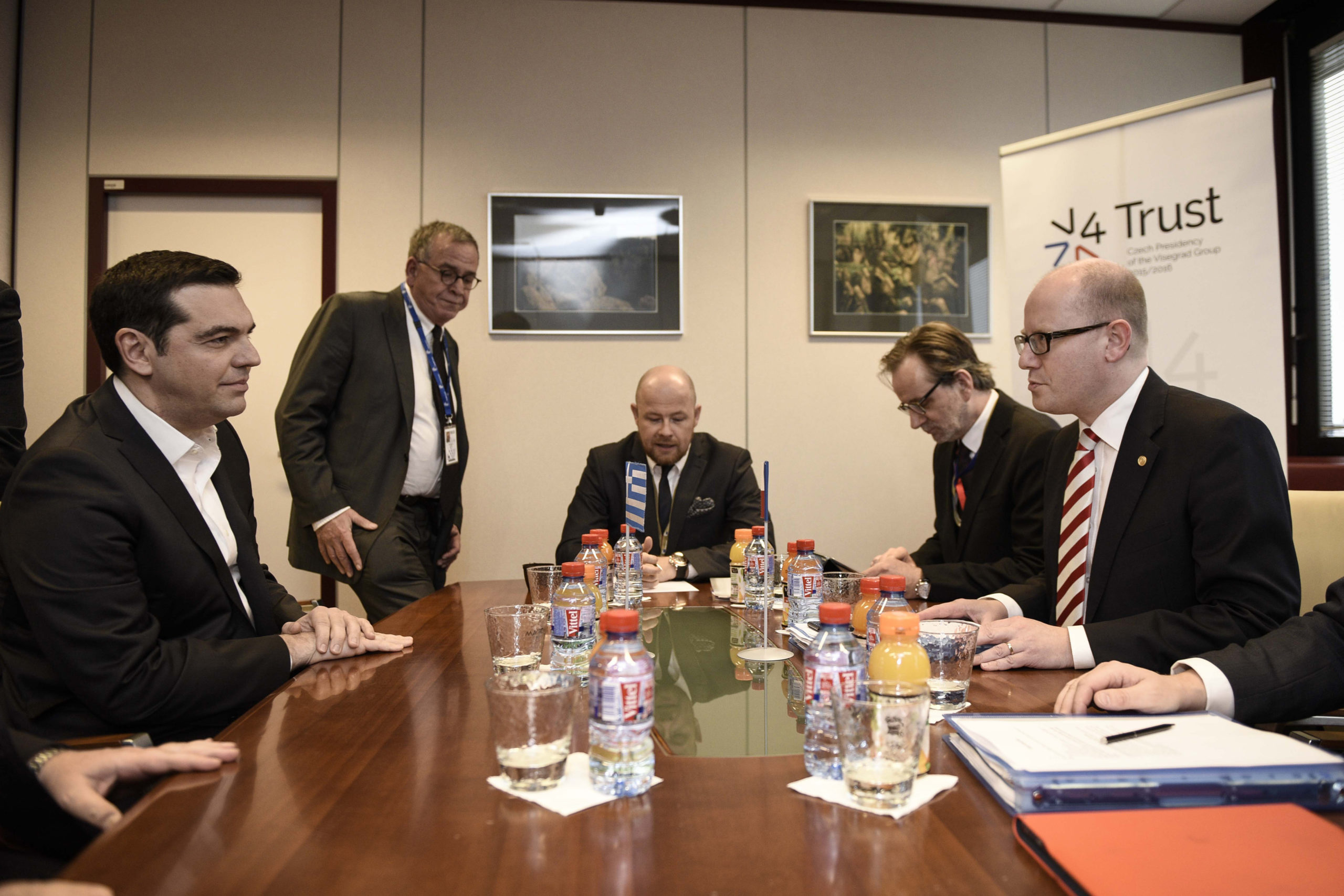 Ο Τσίπρας στον Τσέχο Πρωθυπουργό: Μη φιλική ενέργεια η αποστολή στρατού στα σύνορα