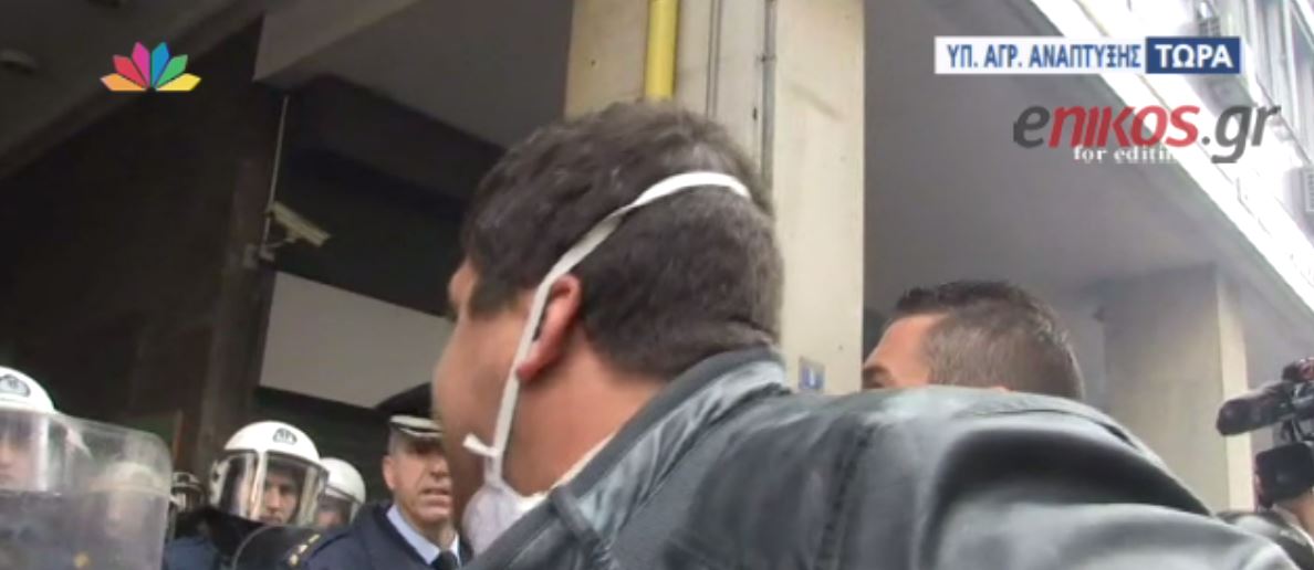 Αγρότης στα ΜΑΤ: Βγάλτε τα κράνη – ΒΙΝΤΕΟ