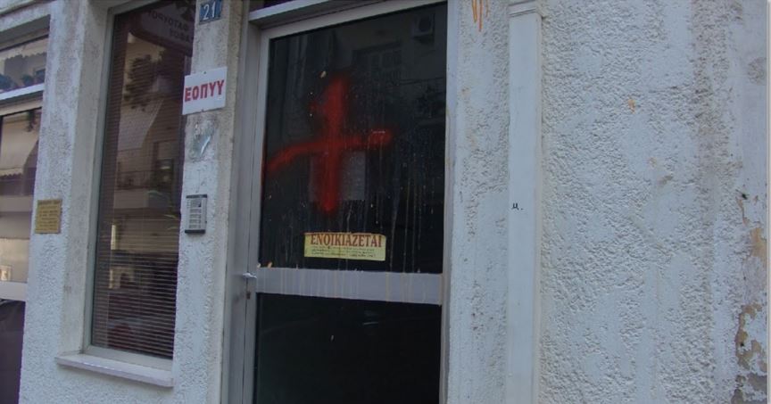 Πέταξαν αυγά και τομάτες στo γραφείο βουλευτή του ΣΥΡΙΖΑ στην Ηγουμενίτσα – ΦΩΤΟ