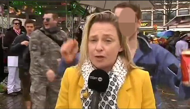 Θύμα παρενόχλησης η ρεπόρτερ σε ζωντανή σύνδεση στην Κολωνία – ΒΙΝΤΕΟ