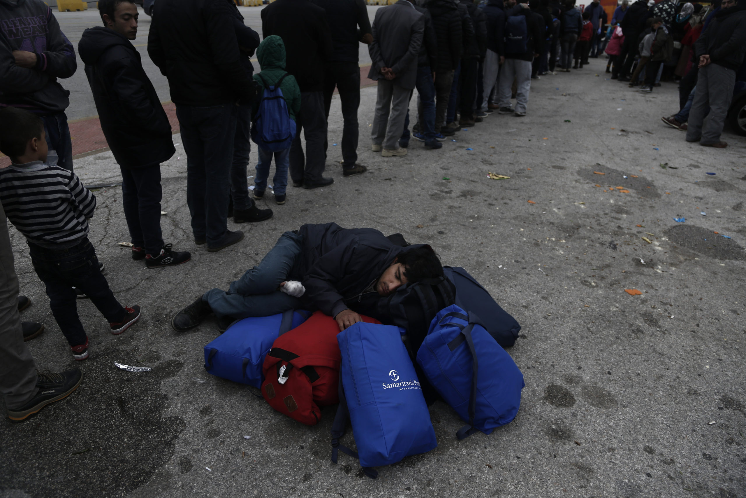 Στην ουρά οι πρόσφυγες στο λιμάνι του Πειραιά – ΦΩΤΟ