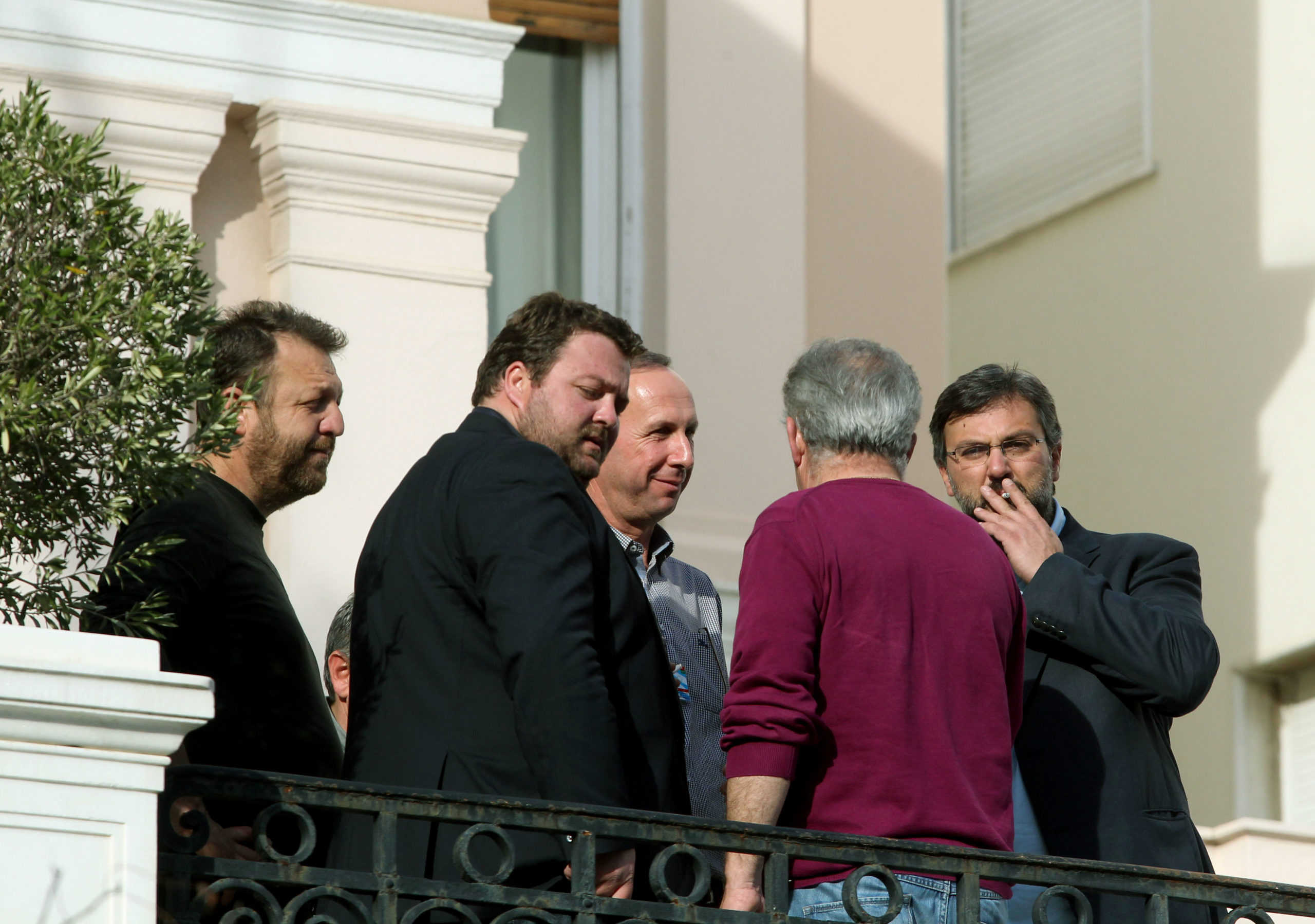 Το διάλειμμα των αγροτών στο μπαλκόνι του Μαξίμου – ΦΩΤΟ