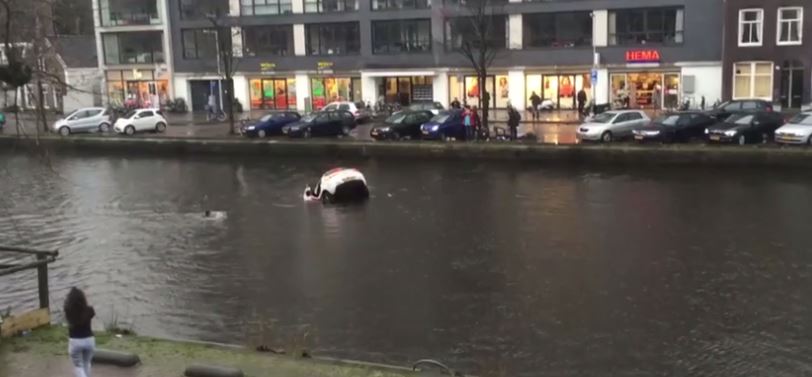 Ολλανδία – 4 άνδρες έσωσαν από βέβαιο θάνατο μητέρα με το βρέφος της – ΒΙΝΤΕΟ