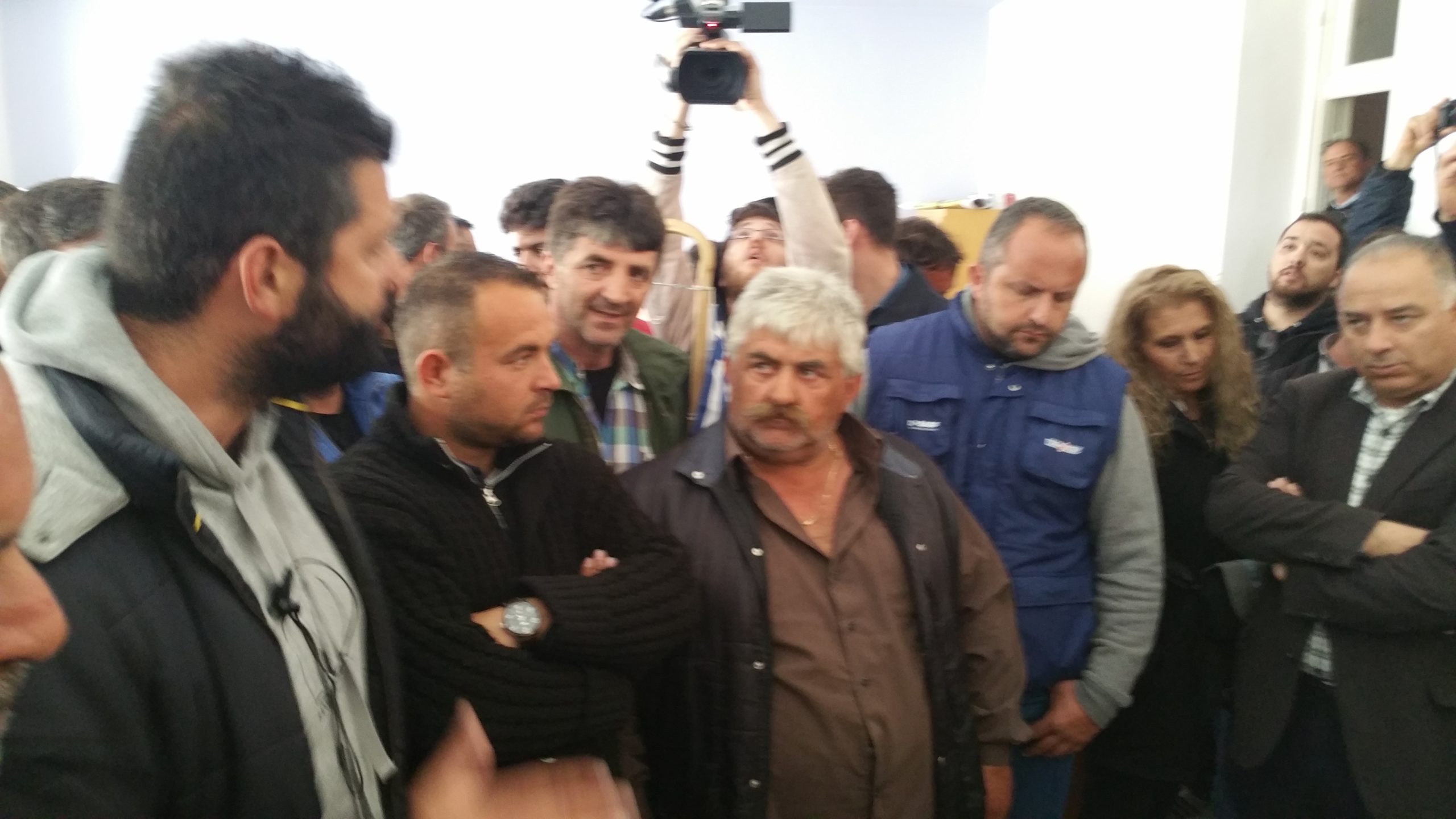 Αγρότες αποδοκίμασαν βουλευτές του ΣΥΡΙΖΑ στην Κόρινθο – ΒΙΝΤΕΟ