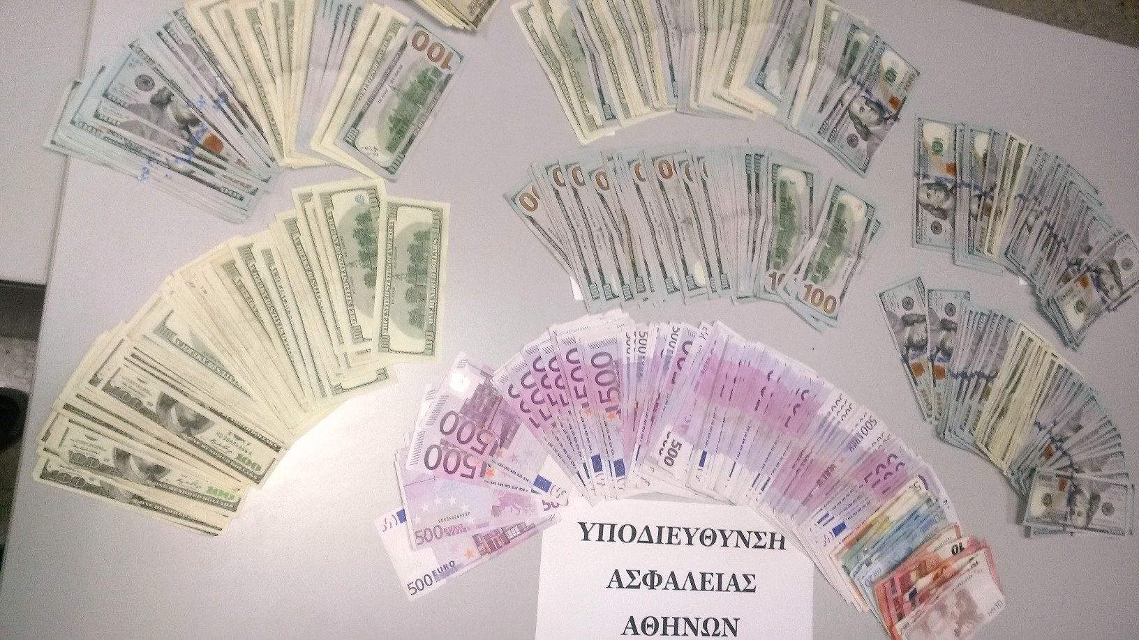 Εξαρθρώθηκε πολυμελής σπείρα που διακινούσε λαθραία τσιγάρα – ΦΩΤΟ