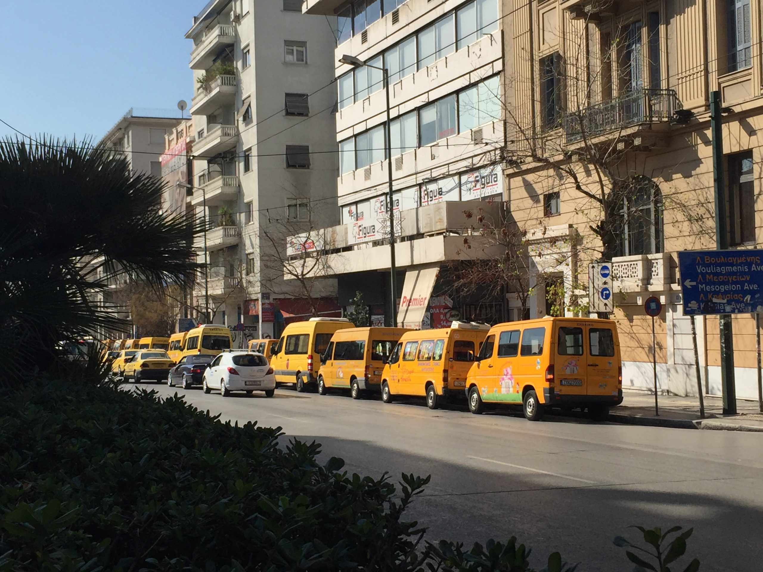 Παρέλαση σχολικών λεωφορείων σε Αθήνα και Θεσσαλονίκη – ΒΙΝΤΕΟ