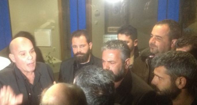 Εισβολή αγροτών σε στούντιο για να βρουν τον Μιχελογιαννάκη – ΦΩΤΟ