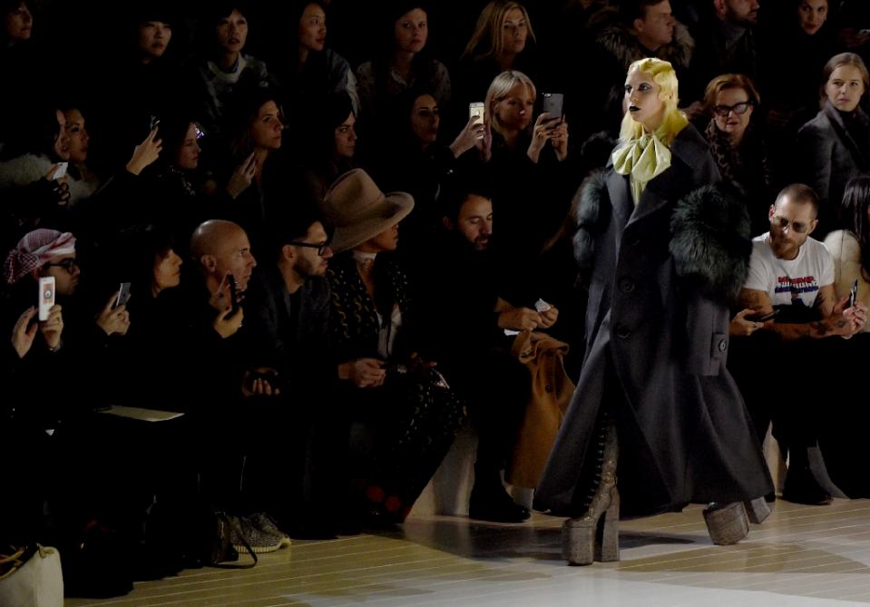 H Lady Gaga “ανέβηκε” στην πασαρέλα – ΒΙΝΤΕΟ