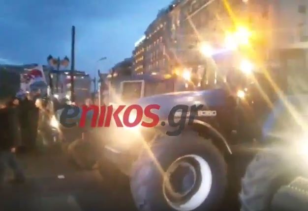 Η άφιξη των τρακτέρ στο Σύνταγμα – ΒΙΝΤΕΟ