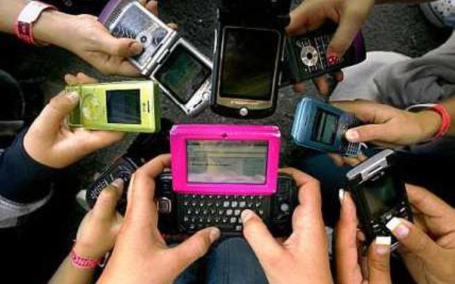 Ινδία – Απαγορεύτηκε σε ένα χωριό η χρήση κινητών από… τις ανύπαντρες