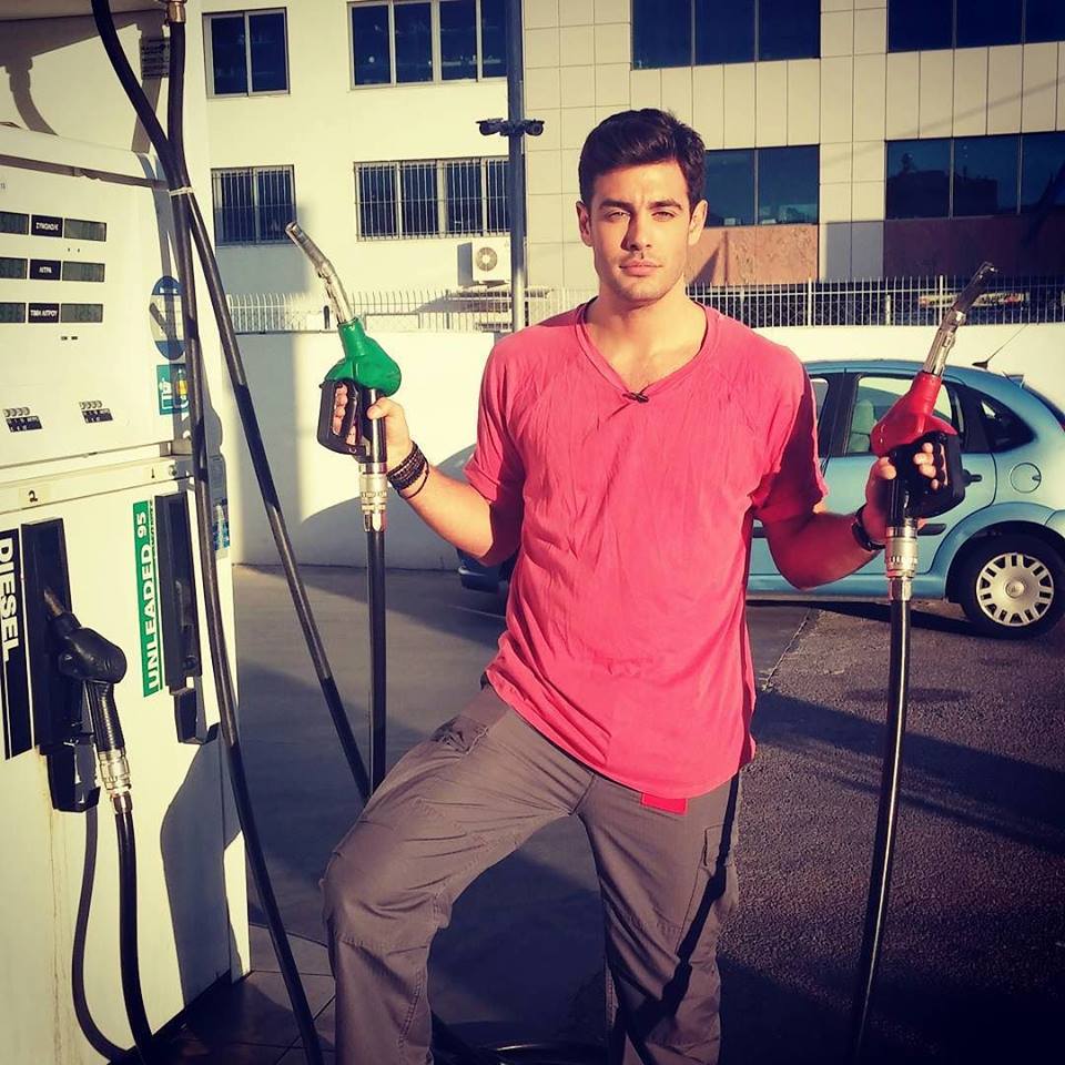 Το μεροκάματο του Μαρτάκη σε βενζινάδικο – ΒΙΝΤΕΟ