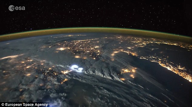 Εντυπωσιακό ΒΙΝΤΕΟ – Δείτε πως φαίνονται οι αστραπές από το διάστημα