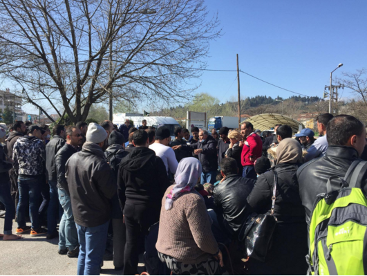 Με απεργία πείνας απειλούν οι πρόσφυγες στα Τρίκαλα