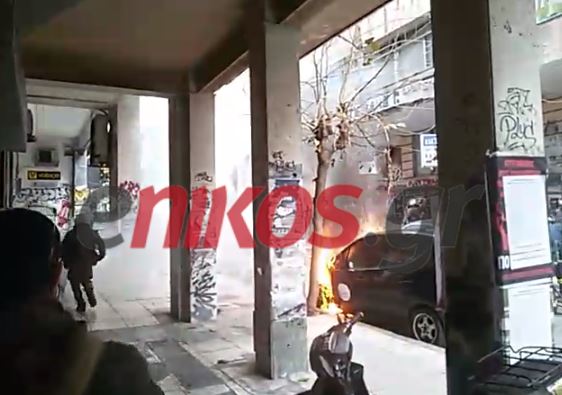 Φωτιά σε αυτοκίνητο στα Εξάρχεια – ΒΙΝΤΕΟ