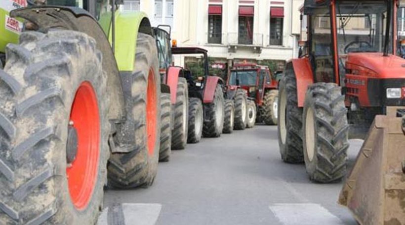 Συμβολική κατάληψη στην εφορία Χανίων