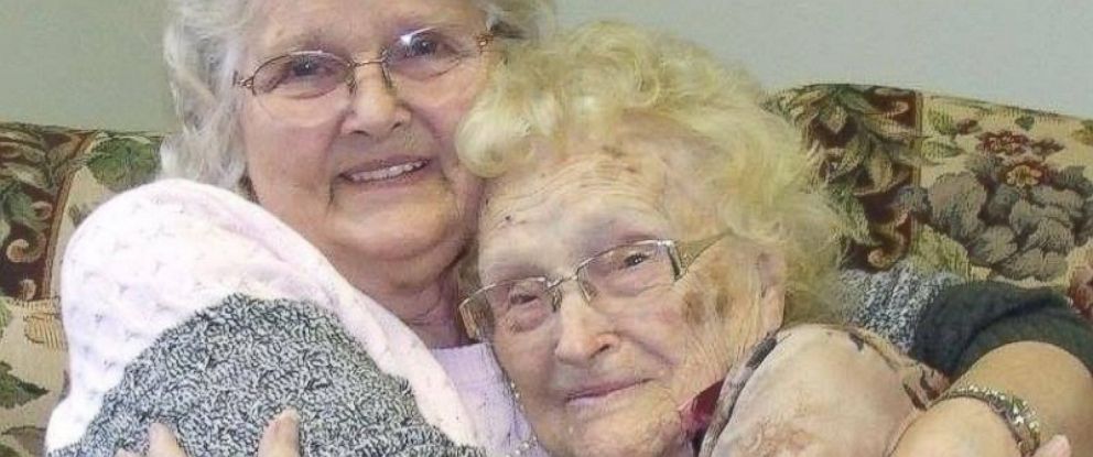 Μάνα και κόρη συναντήθηκαν μετά από 82 χρόνια – ΦΩΤΟ