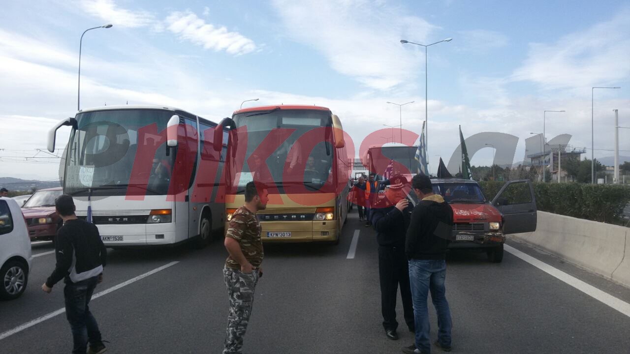 Ένταση στα διόδια Ελευσίνας μεταξύ αστυνομικών και αγροτών – Πέρασαν όλα τα οχήματα – ΒΙΝΤΕΟ